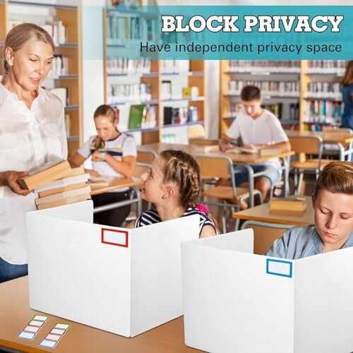 Élèves utilisant des séparateurs de bureau pour la confidentialité en classe.