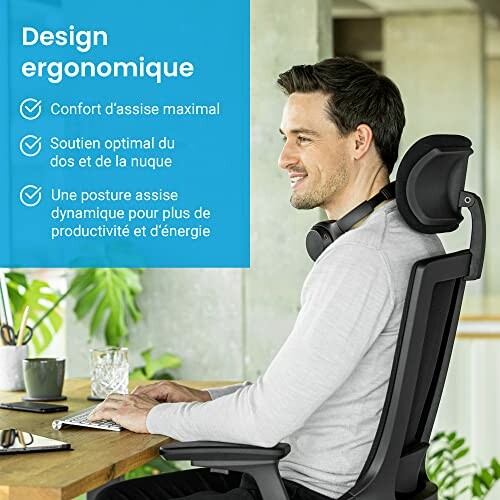Homme assis sur une chaise ergonomique avec casque autour du cou.