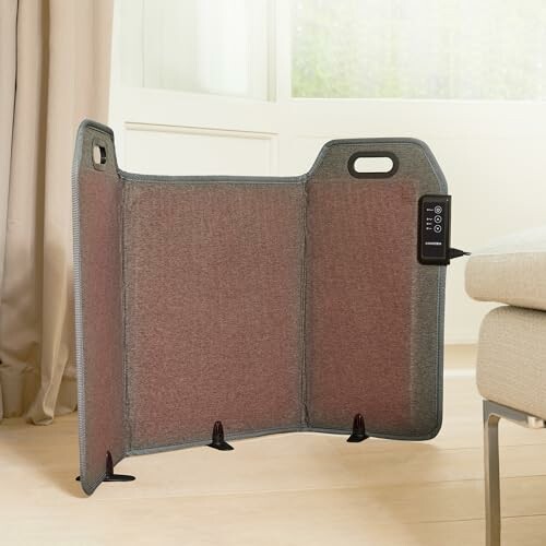 Chauffage pliable utilisé comme cloison dans une pièce.