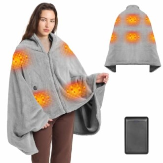 Femme portant un poncho chauffant gris avec motifs lumineux.