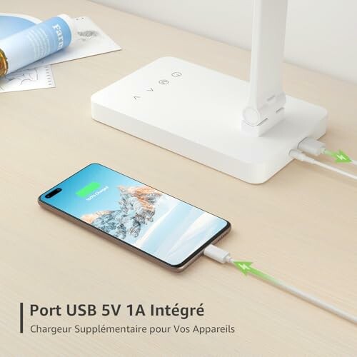 Lampe avec téléphone en charge via port USB intégré.