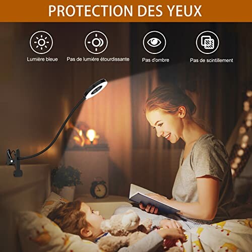 Lampe de lecture flexible utilisée par une mère et son enfant.