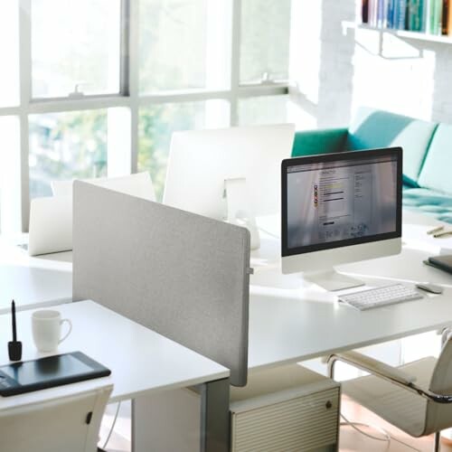 Bureau moderne avec ordinateurs et chaises.