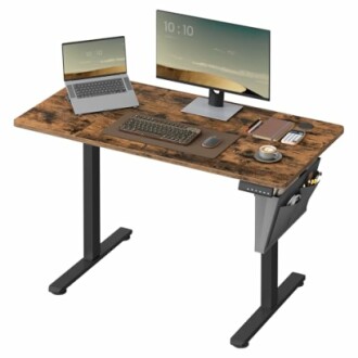 Bureau debout moderne avec ordinateur portable, écran, clavier et accessoires.