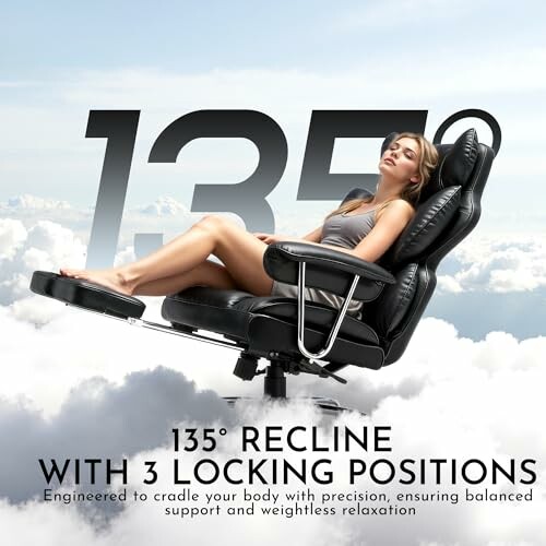 Femme se détendant sur une chaise inclinable dans les nuages.