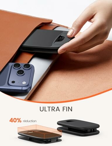 Main insérant un portefeuille ultra fin dans un sac.